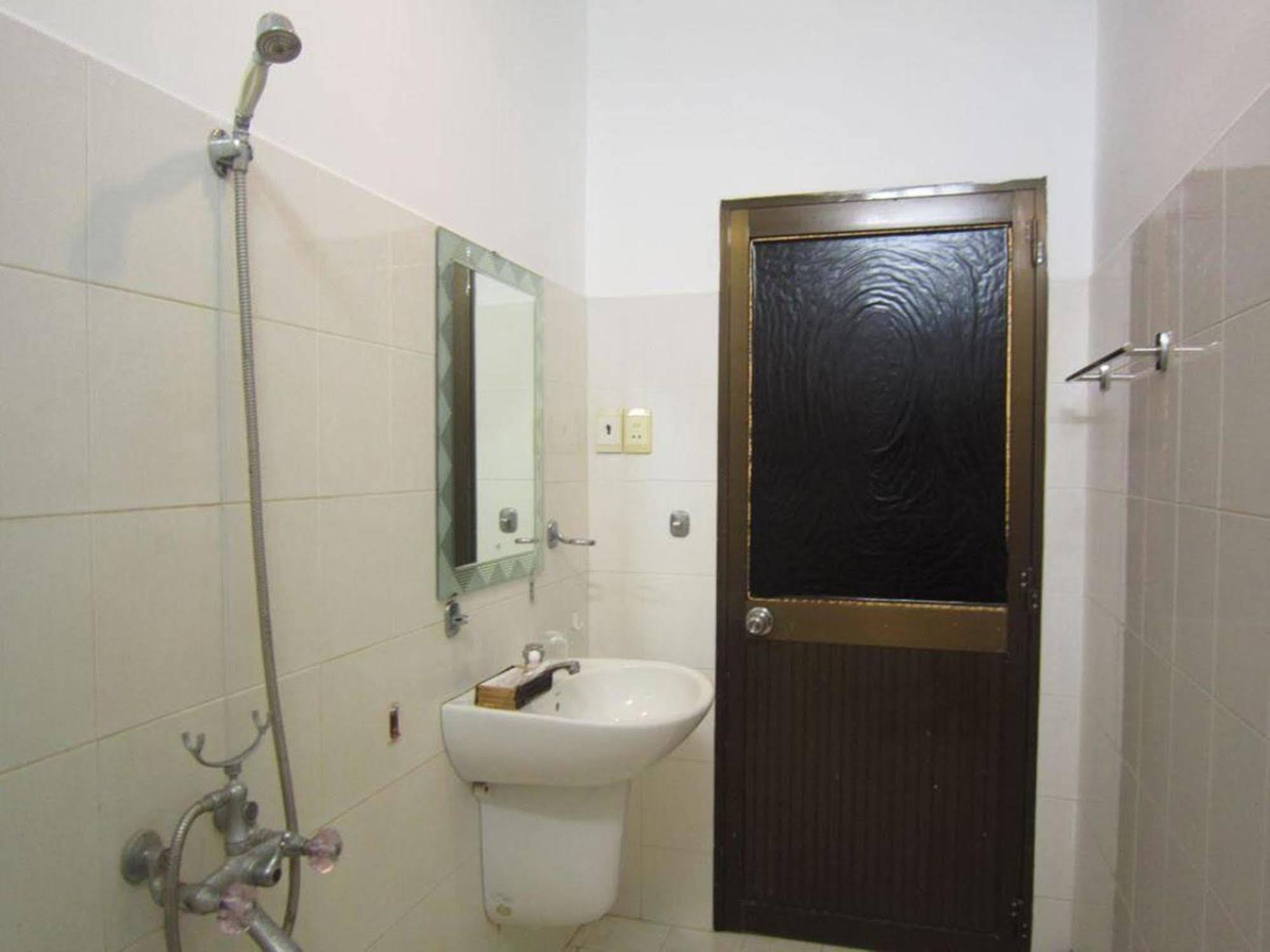 Готель Reddoorz @ Pham Ngu Lao Street 3 Хошимін Екстер'єр фото